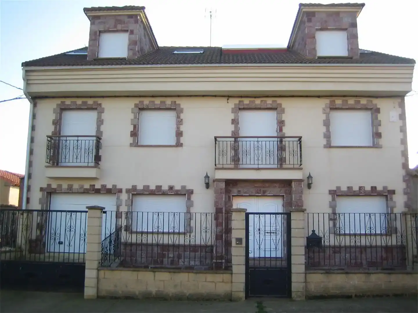 Vista exterior de Casa o chalet en venta en Gradefes con Piscina y Balcón