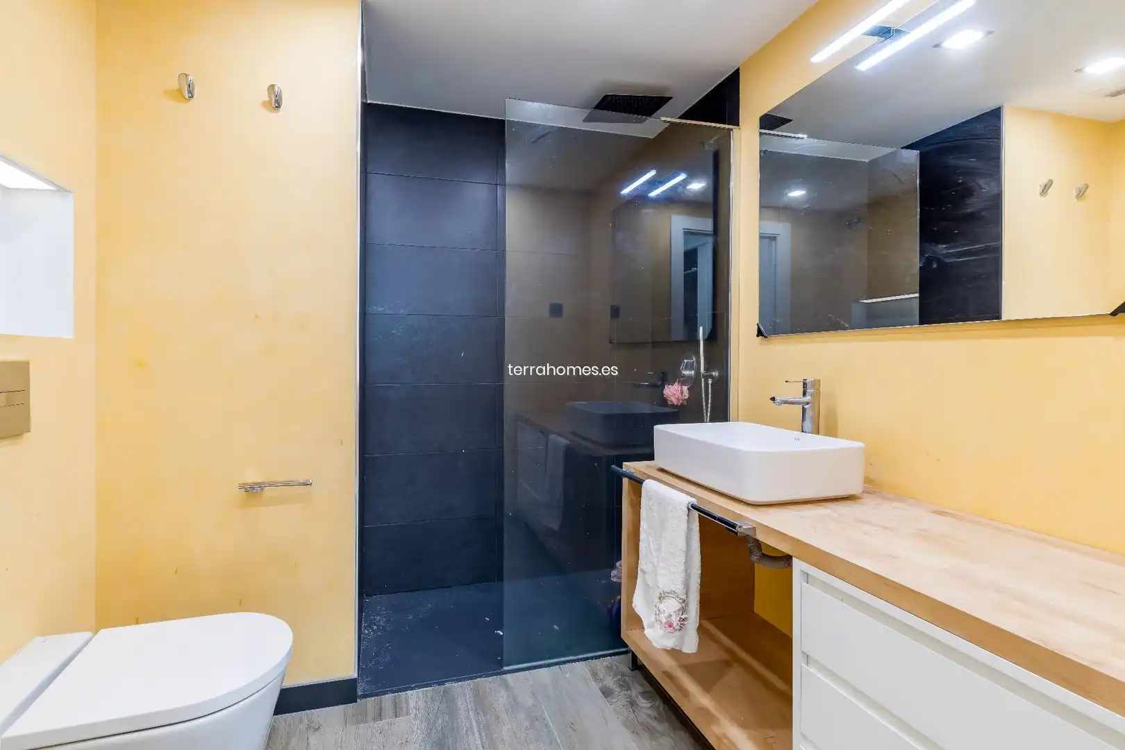 Bany de Dúplex de lloguer en Madrid amb Aire condicionat, Calefacció i Moblat