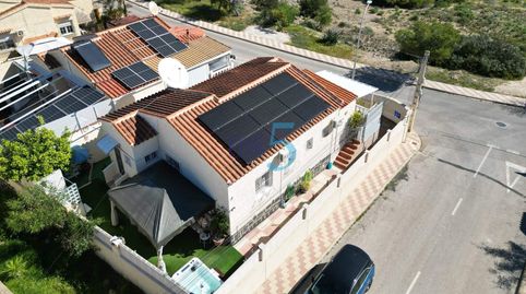 Sostenibilidad, espacio y creatividad! Villa independiente autosuficiente en venta en La Marina San Fulgencio. Cuenta con 3 dormit