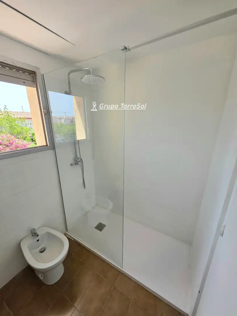 Baño de Piso en venta en Torredembarra con Aire acondicionado, Calefacción y Terraza