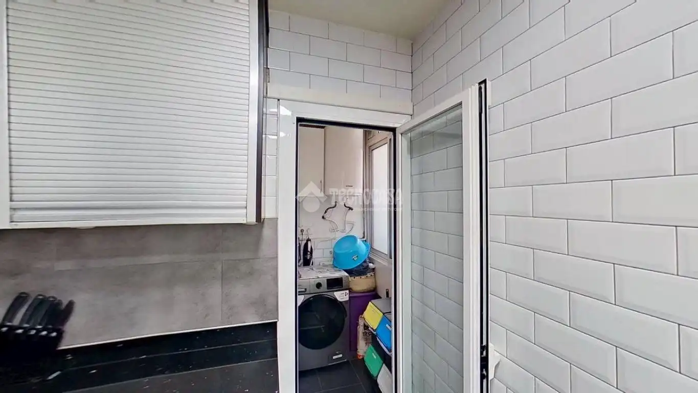 Bathroom of Flat for sale in Manresa  with Terrace, Storage room and Furnished