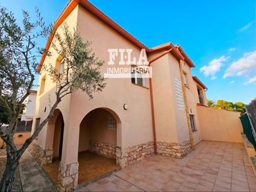 Casa bifamiliare con giardino in vendita a Els Munts