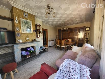 Sala d'estar de Casa adosada en venda en Olot amb Calefacció, Terrassa i Balcó