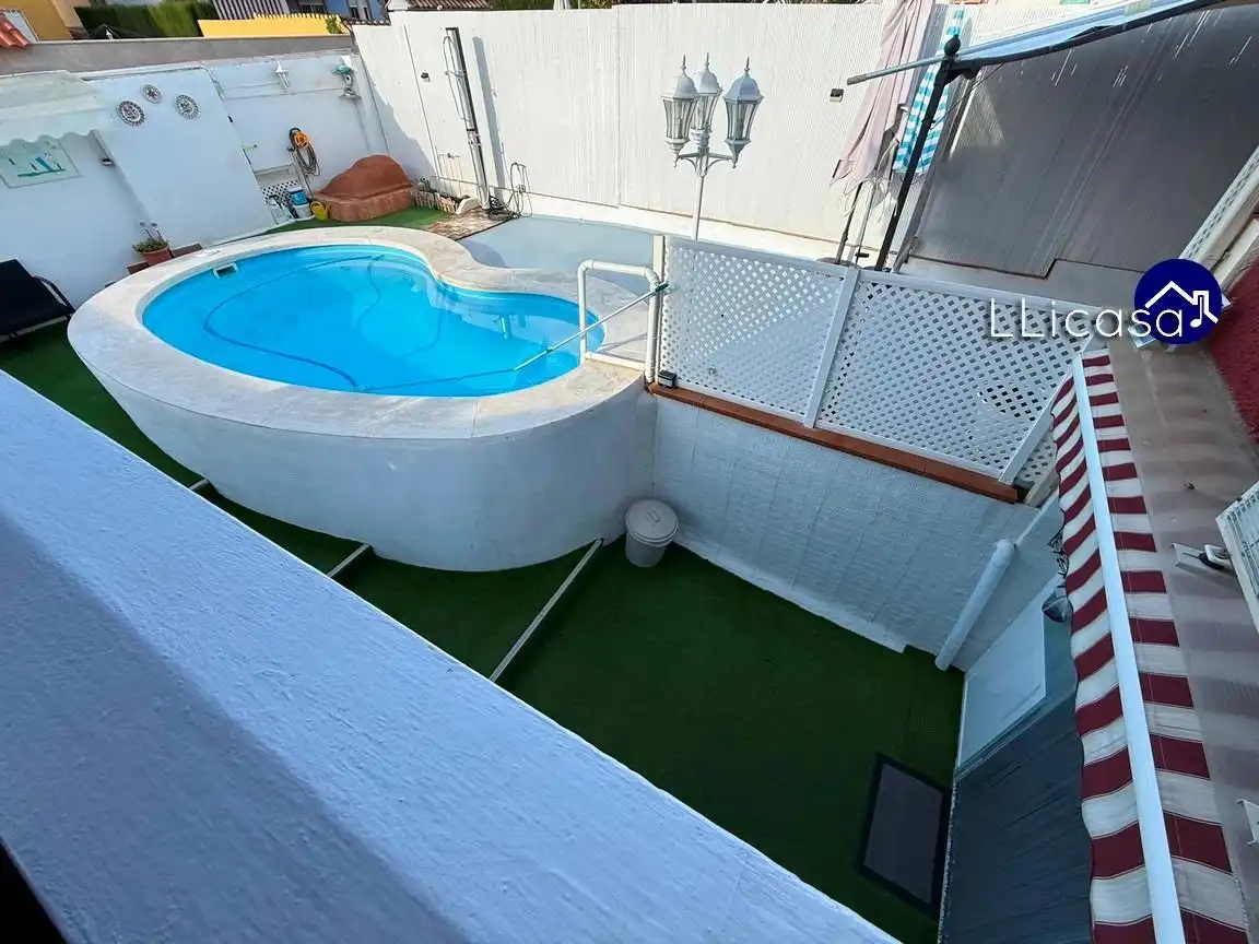 Piscina de Casa adosada en venta en La Pobla de Vallbona con Aire acondicionado, Jardín privado y Terraza