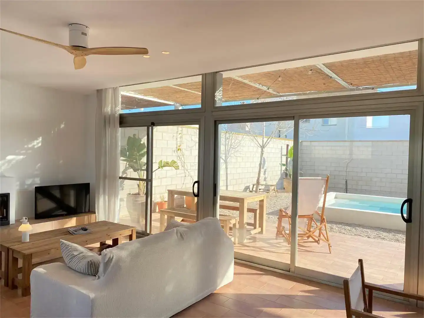 Sala d'estar de Casa adosada en venda en Amposta amb Aire condicionat, Jardí privat i Parquet