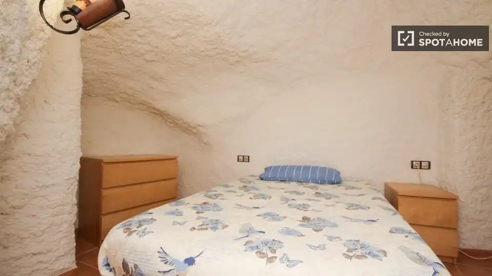 Bedroom of Flat for share in Granada  with Air Conditioner, Heating and Furnished