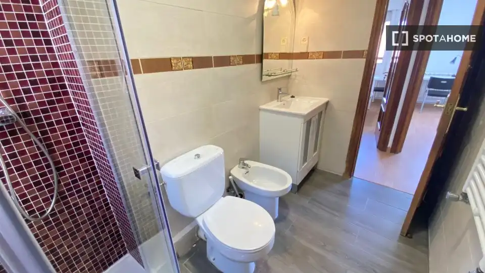 Bathroom of Flat for rent in Madrid  with Air Conditioner, Heating and Furnished