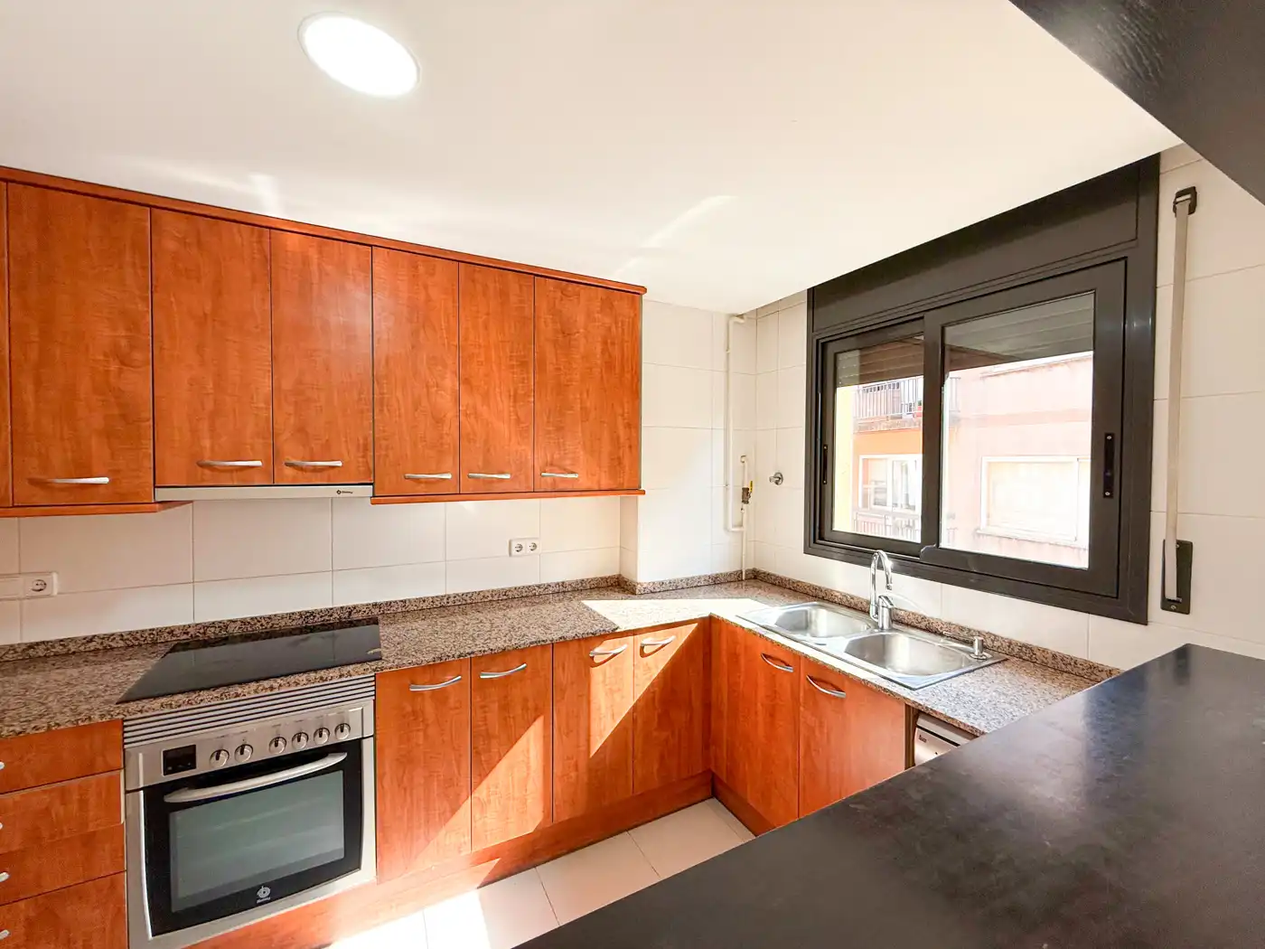 Cocina de Dúplex en venta en Figueres con Calefacción, Terraza y Balcón