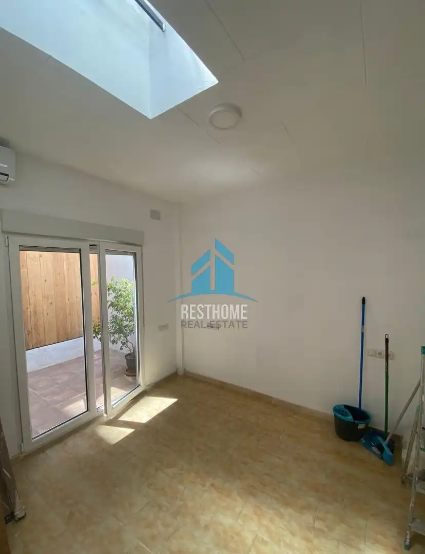 Ground floor for sale in Valencia  with Air Conditioner and Terrace