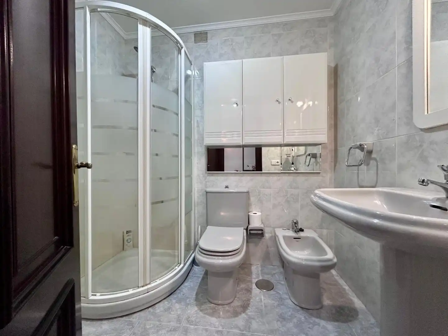 Bathroom of Flat for rent in Siero  with Heating, Parquet flooring and Terrace