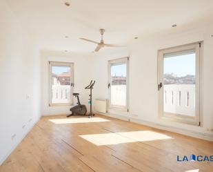 Sala d'estar de Àtic en venda en  Madrid Capital amb Aire condicionat i Terrassa