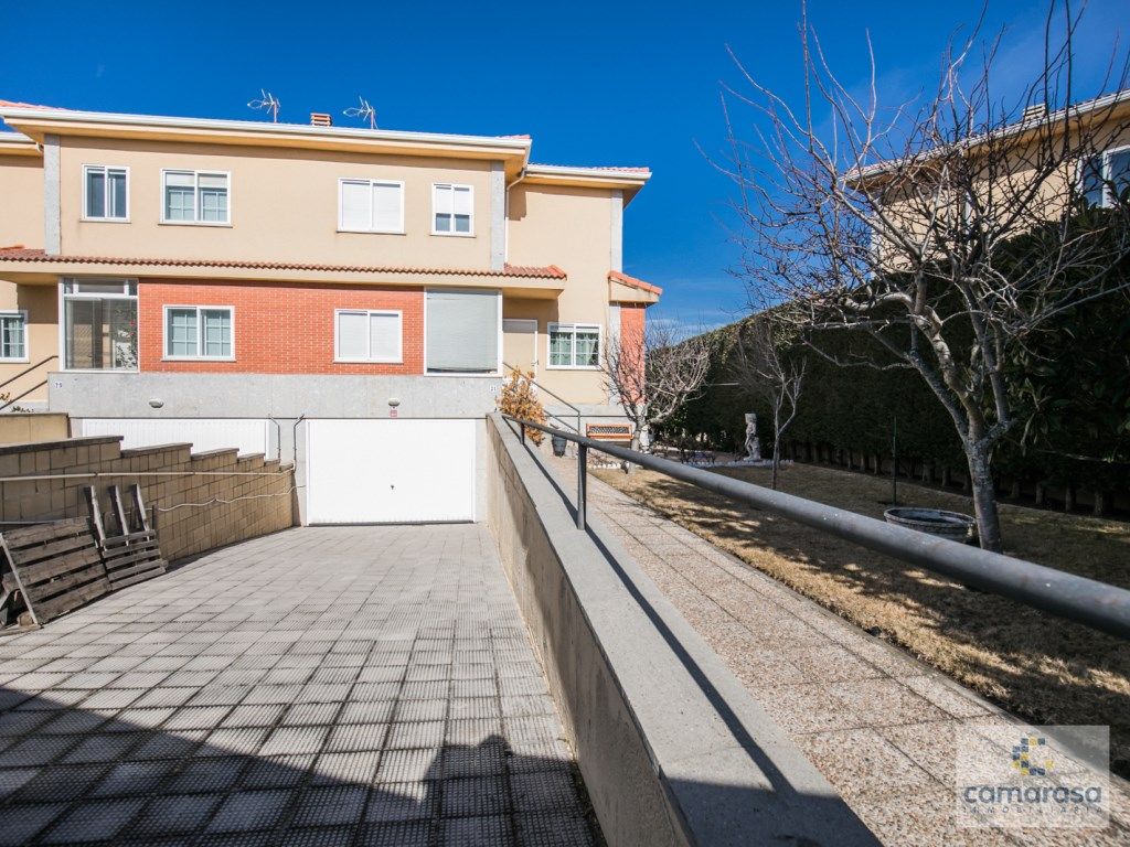 Vista exterior de Casa o xalet en venda en Ávila Capital