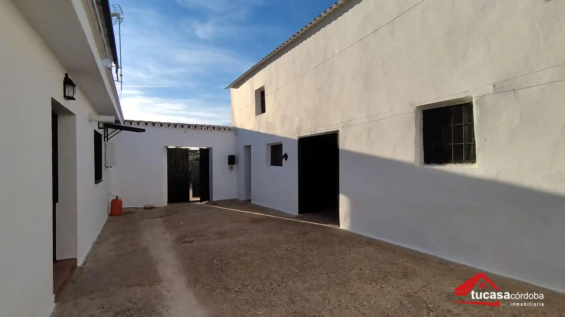 Vista exterior de Finca rústica en venda en Posadas amb Aire condicionat