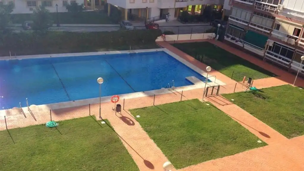Piscina de Estudio en venta en Torremolinos con Jardín privado y Piscina comunitaria