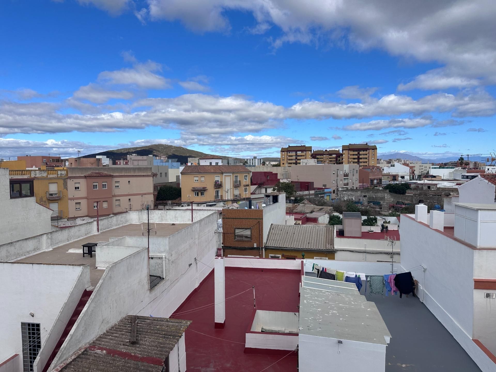 Vista exterior de Edifici en venda en La Línea de la Concepción