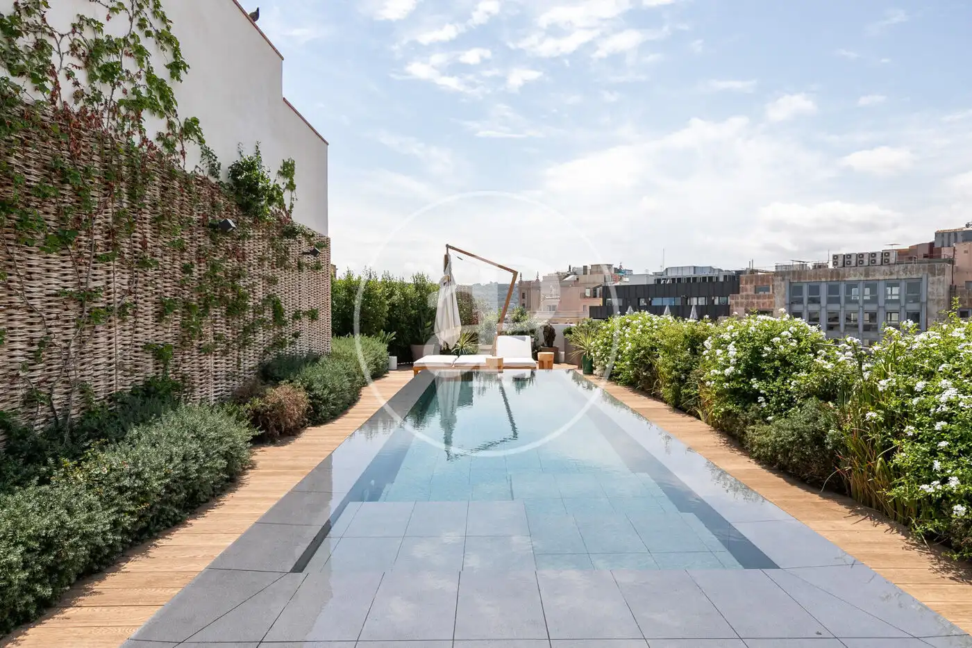 Schwimmbecken von Wohnung zum Verkauf in Barcelona mit Klimaanlage, Heizung und Privatgarten