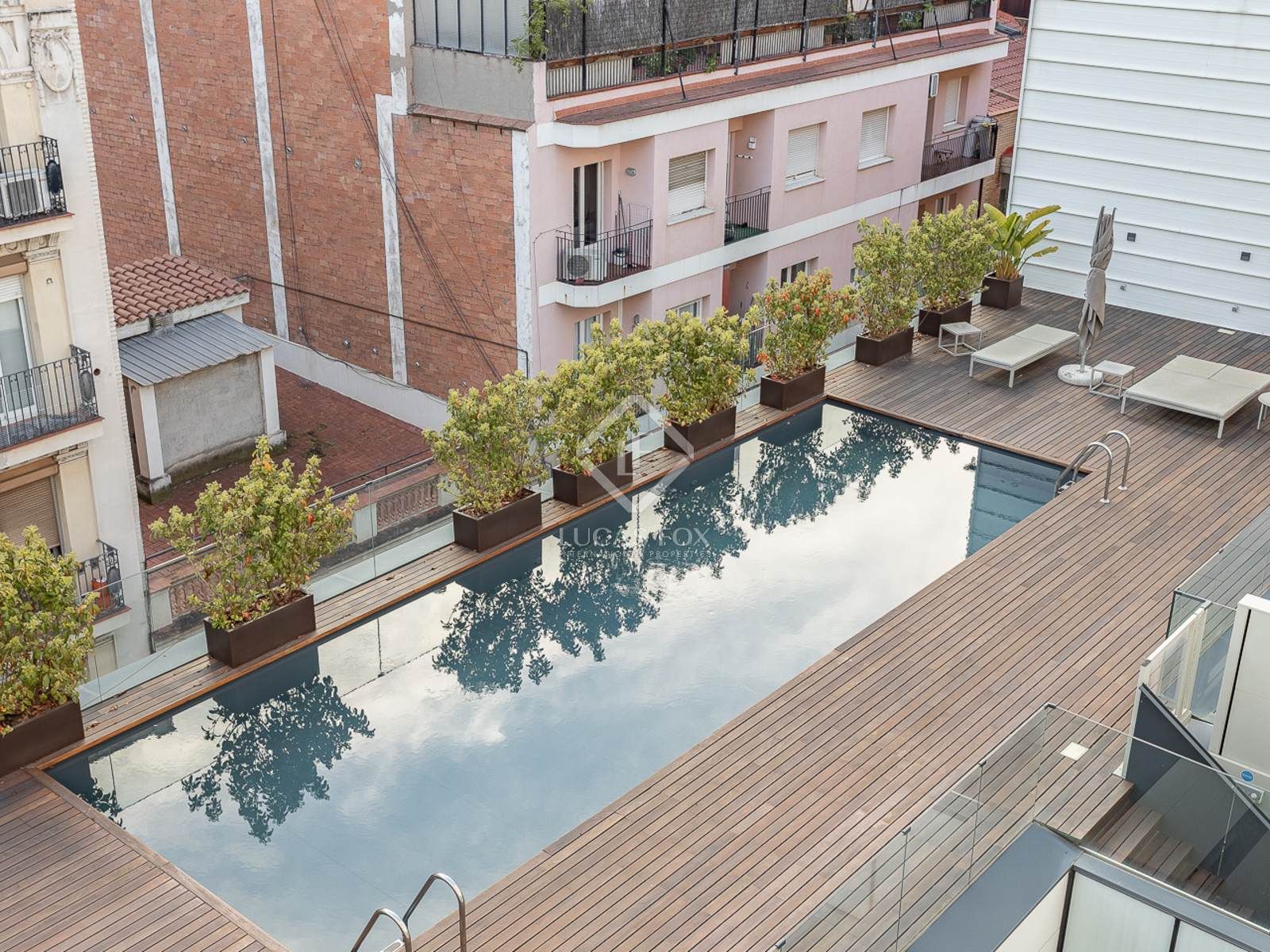 Swimming pool of Attic for sale in  Barcelona Capital  with Air Conditioner, Heating and Terrace