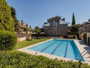 Swimming pool of Single-family semi-detached for sale in Sant Cugat del Vallès  with Air Conditioner, Heating and Private garden
