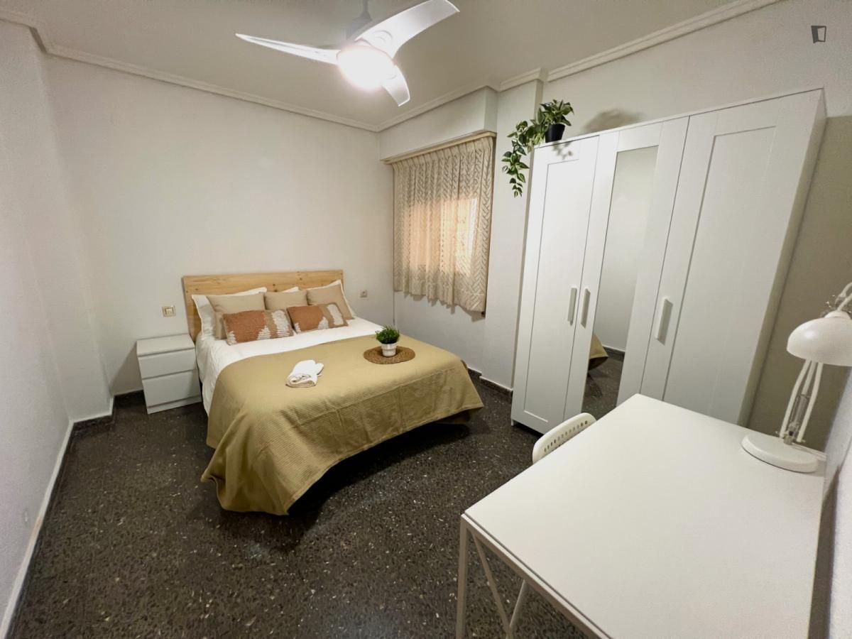 Dormitori de Apartament per a compartir en  Valencia Capital amb Moblat, Forn i Rentadora