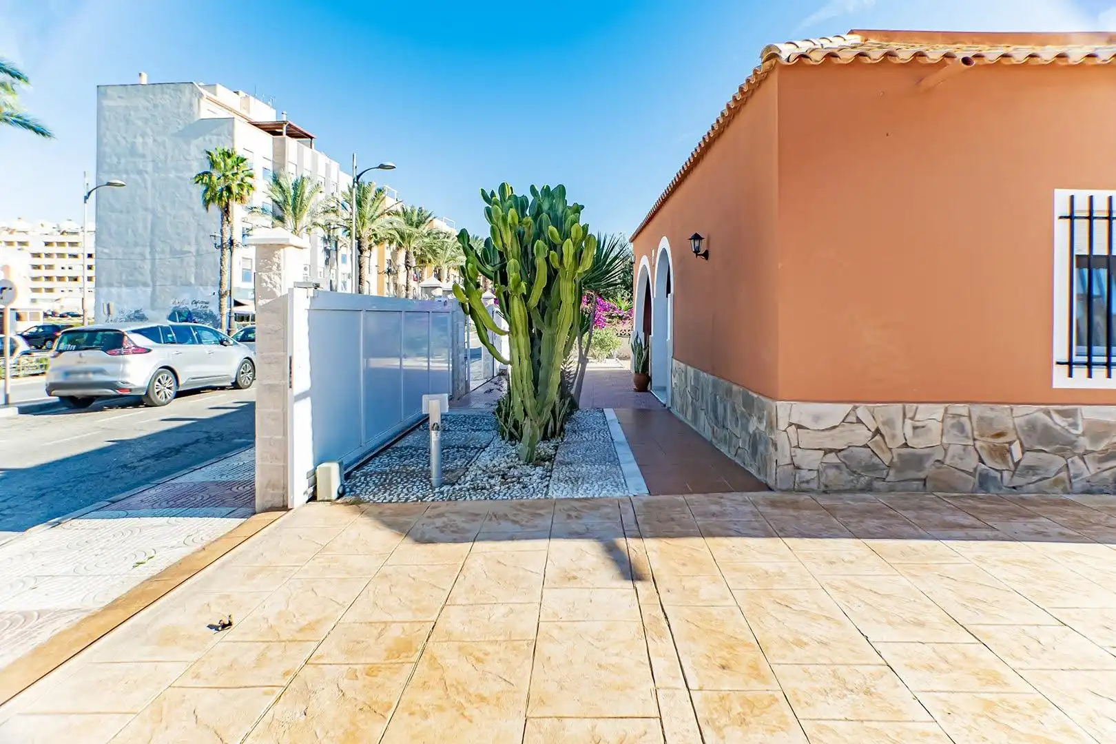 Vista exterior de Casa o chalet en venta en Roquetas de Mar con Aire acondicionado, Calefacción y Jardín privado