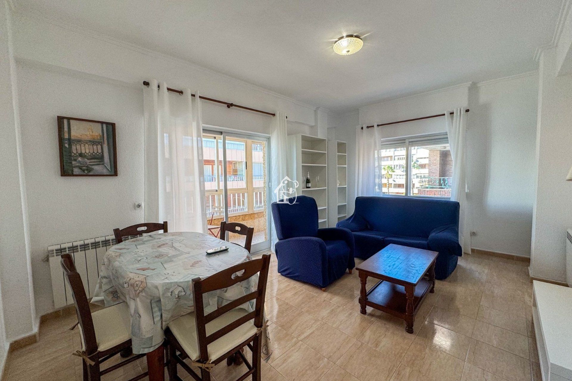 Sala d'estar de Apartament de lloguer en Torrevieja amb Aire condicionat, Traster i Moblat