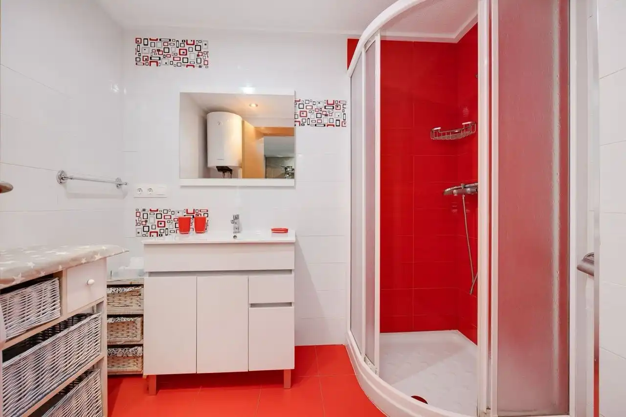 Baño de Apartamento de alquiler en Torrevieja con Amueblado, Lavadora y Microondas