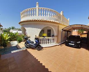 Vista exterior de Casa o xalet de lloguer en Santa Pola amb Aire condicionat, Terrassa i Piscina