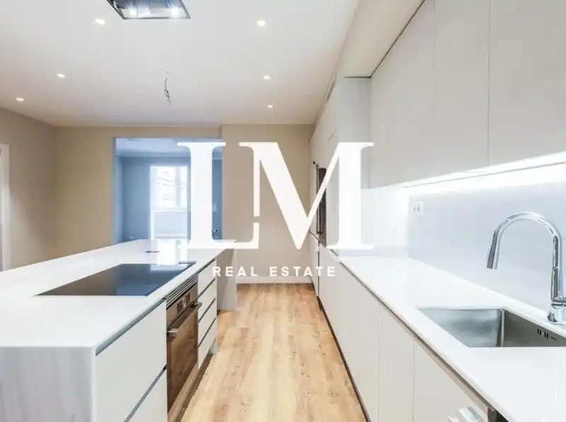 Cuina de Apartament en venda en Barcelona amb Aire condicionat, Terrassa i Balcó