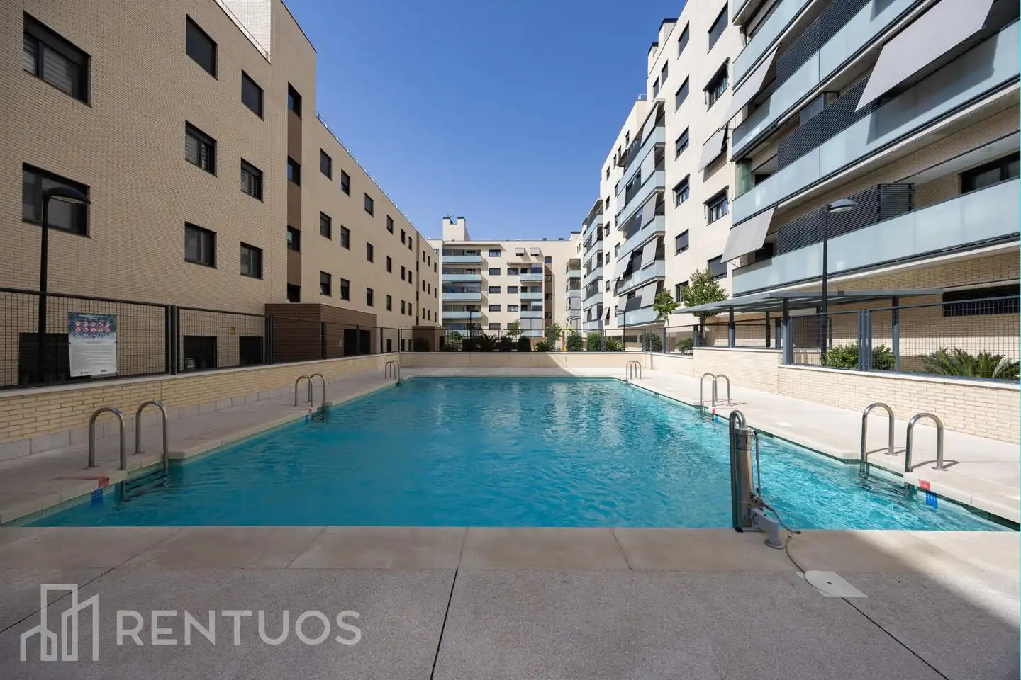 Piscina de Pis de lloguer en Móstoles amb Aire condicionat, Terrassa i Traster