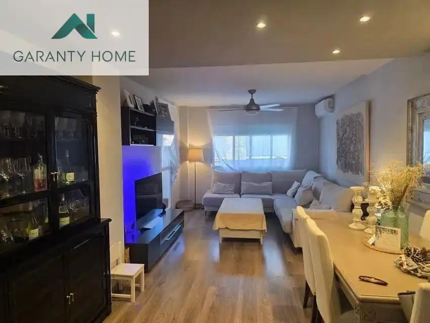 Sala de estar de Piso de alquiler en Fuengirola con Aire acondicionado, Jardín privado y Terraza