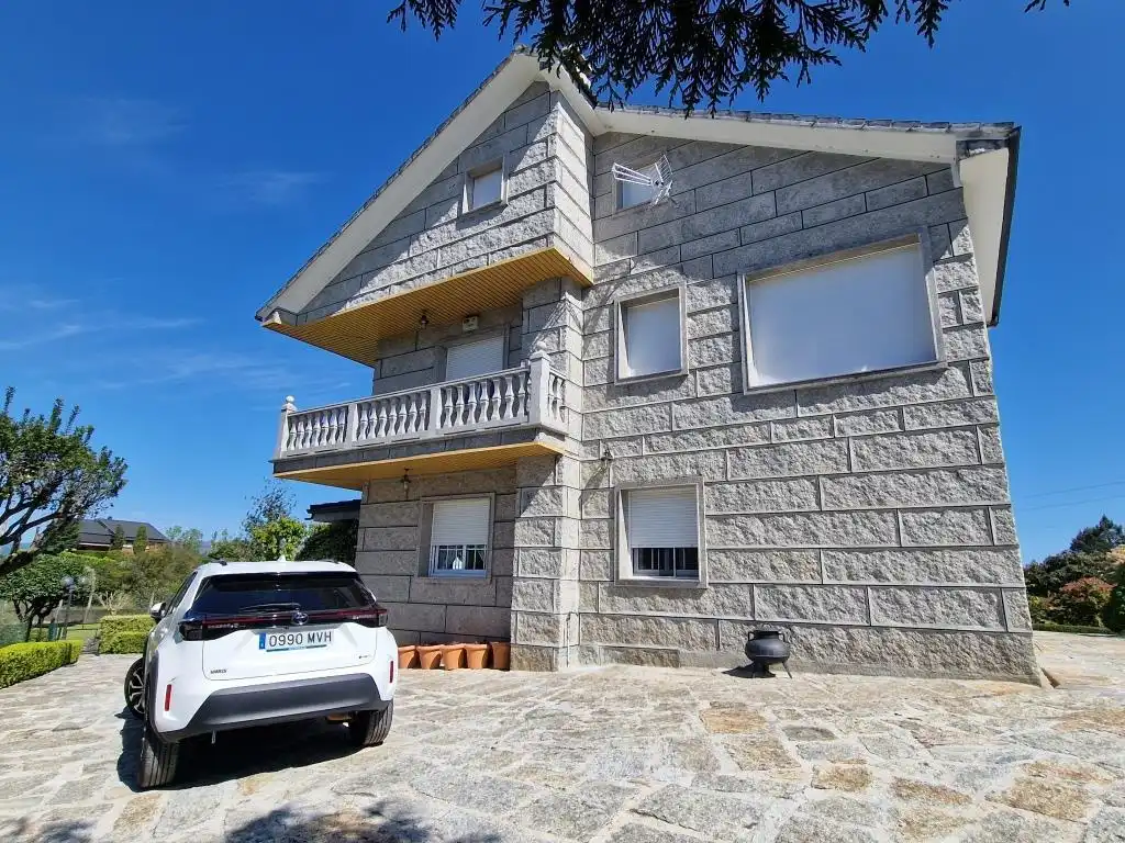 Vista exterior de Casa o chalet en venta en Ourense Capital  con Calefacción, Jardín privado y Parquet