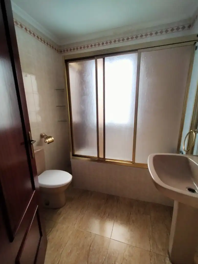 Baño de Piso de alquiler en Huelva con Calefacción, Terraza y Amueblado