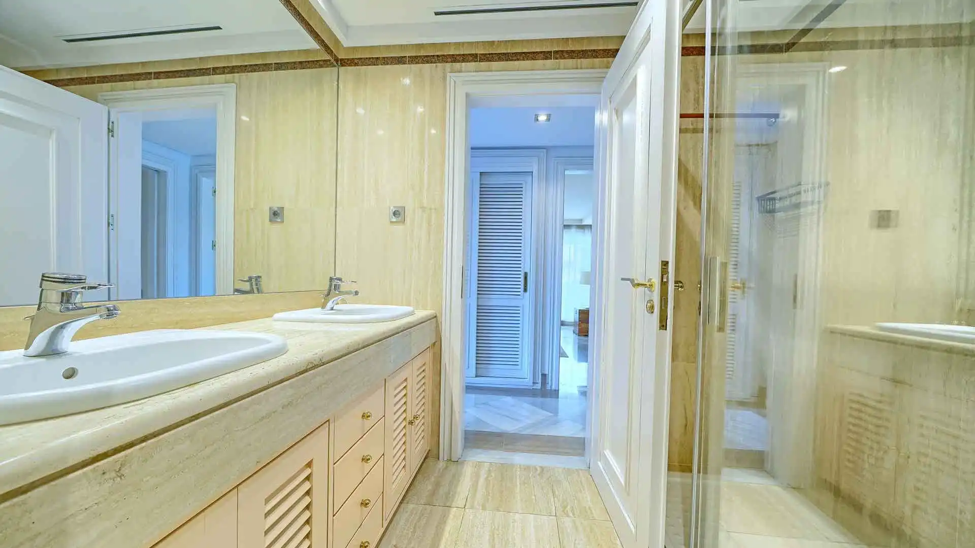 Bany de Apartament en venda en Marbella amb Aire condicionat, Terrassa i Piscina