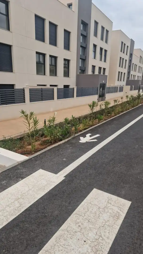 Aparcament de Àtic de lloguer en Almería amb Aire condicionat, Calefacció i Jardí privat