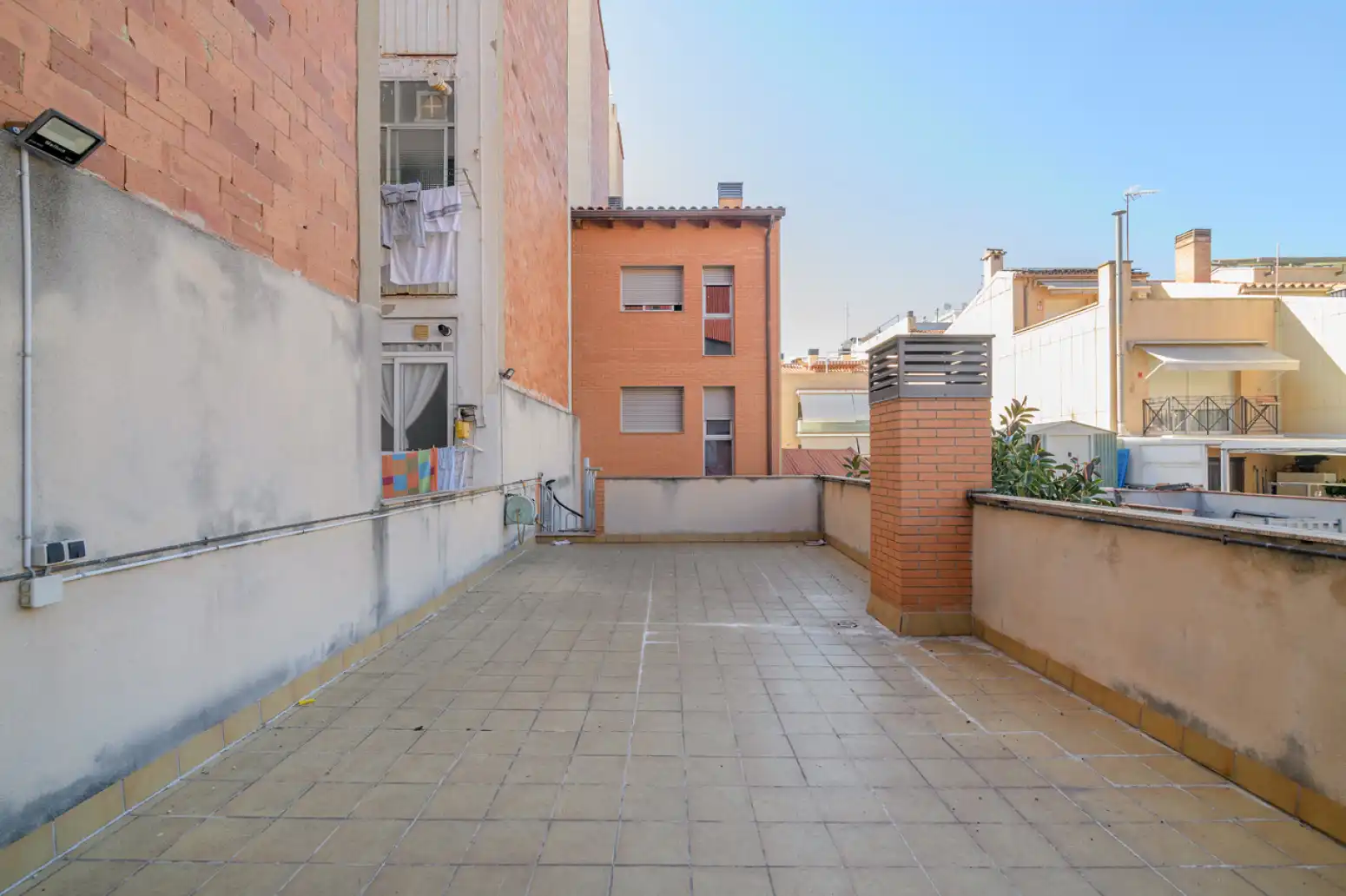Vista exterior de Pis en venda en Sant Boi de Llobregat amb Parquet i Terrassa