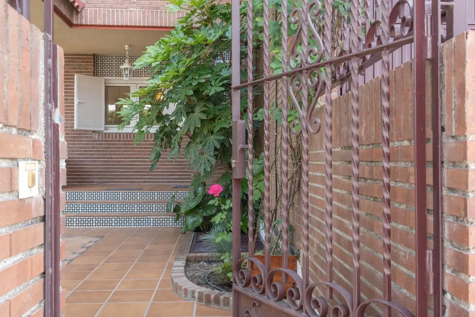 Casa aparellada amb piscina en venda a Avenida Europa, imagen 2