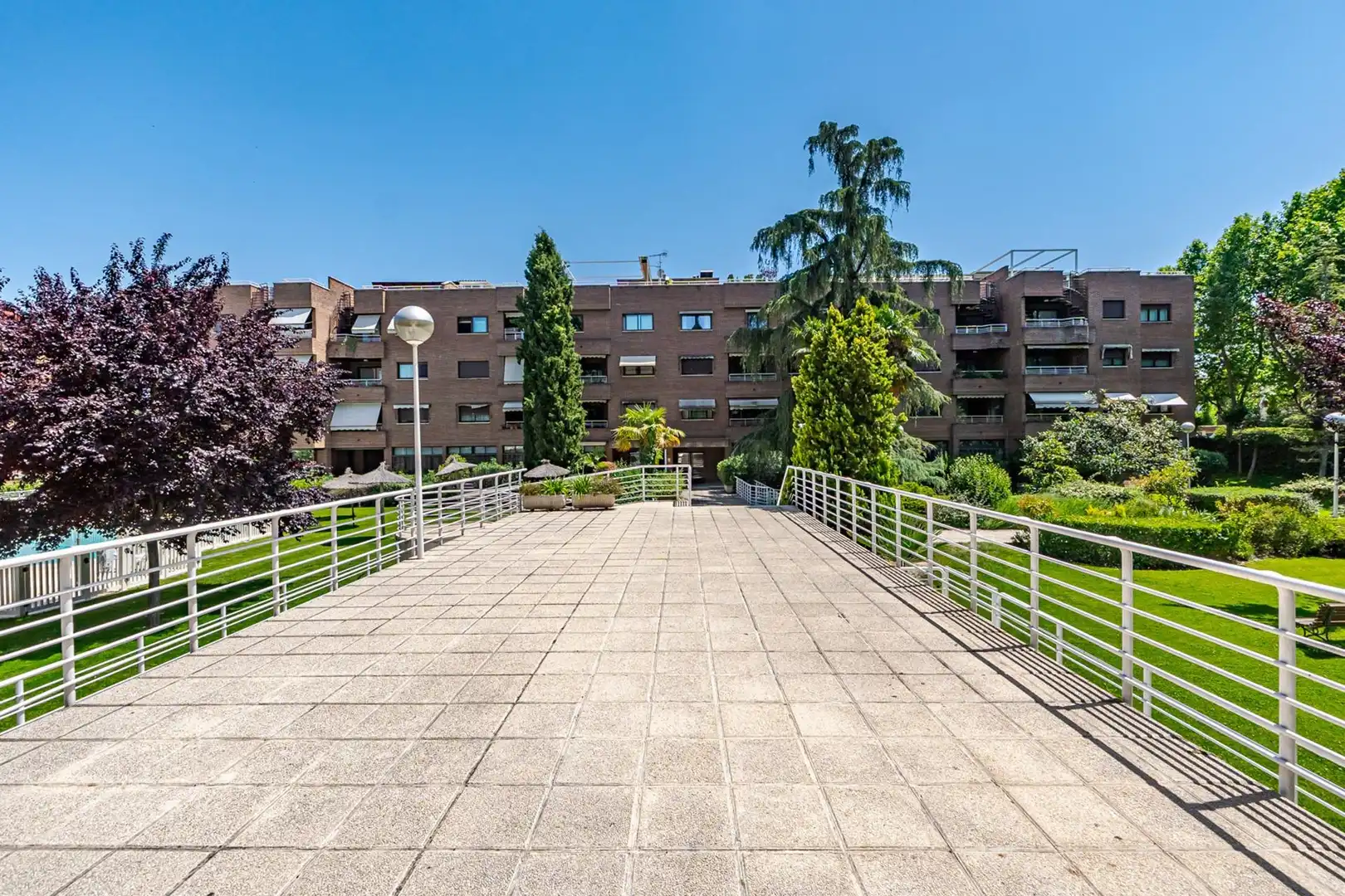 Vista exterior de Àtic en venda en Pozuelo de Alarcón amb Aire condicionat, Calefacció i Jardí privat