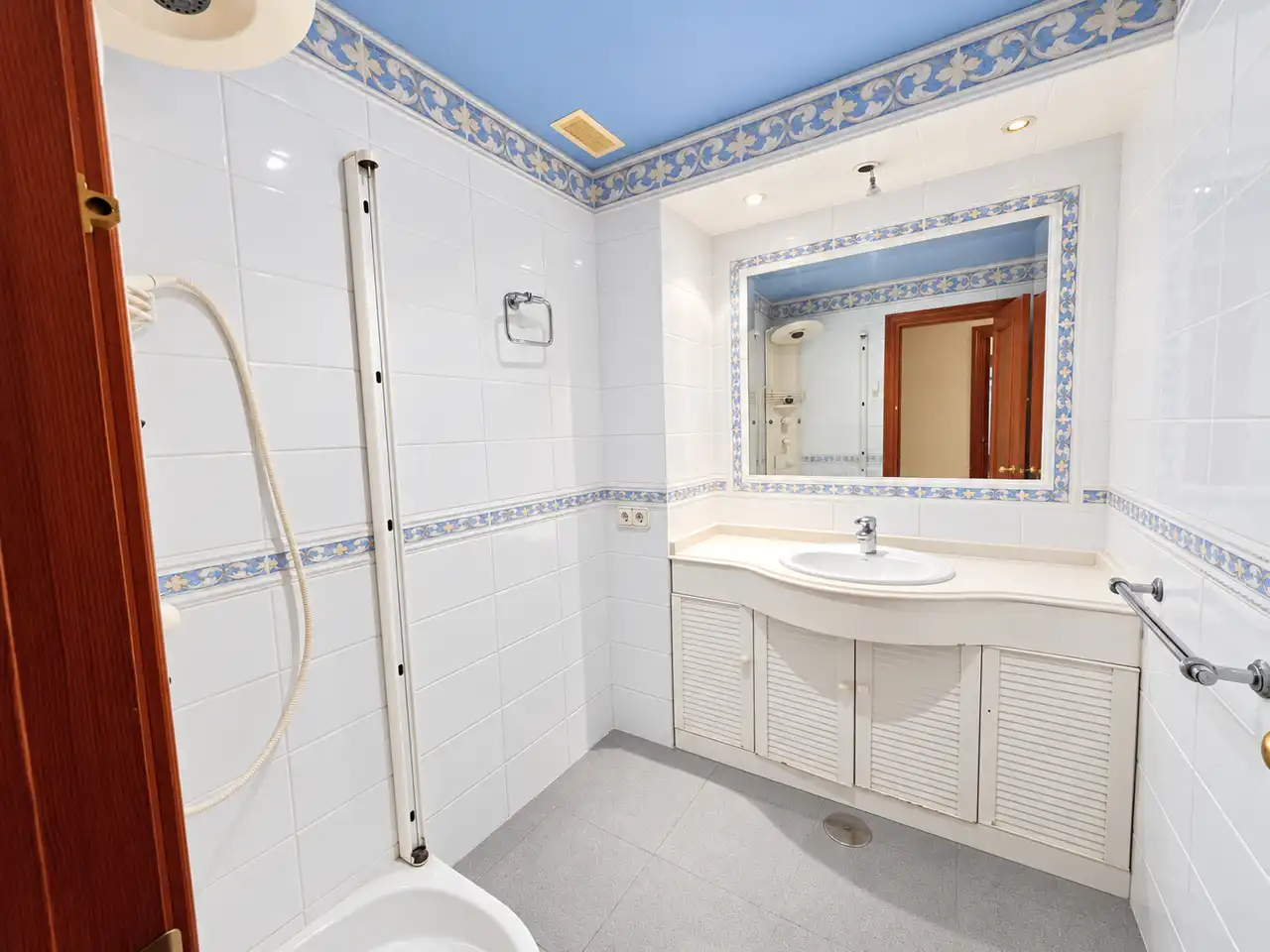 Bathroom of Ground floor for sale in Écija  with Air Conditioner, Terrace and Storage room