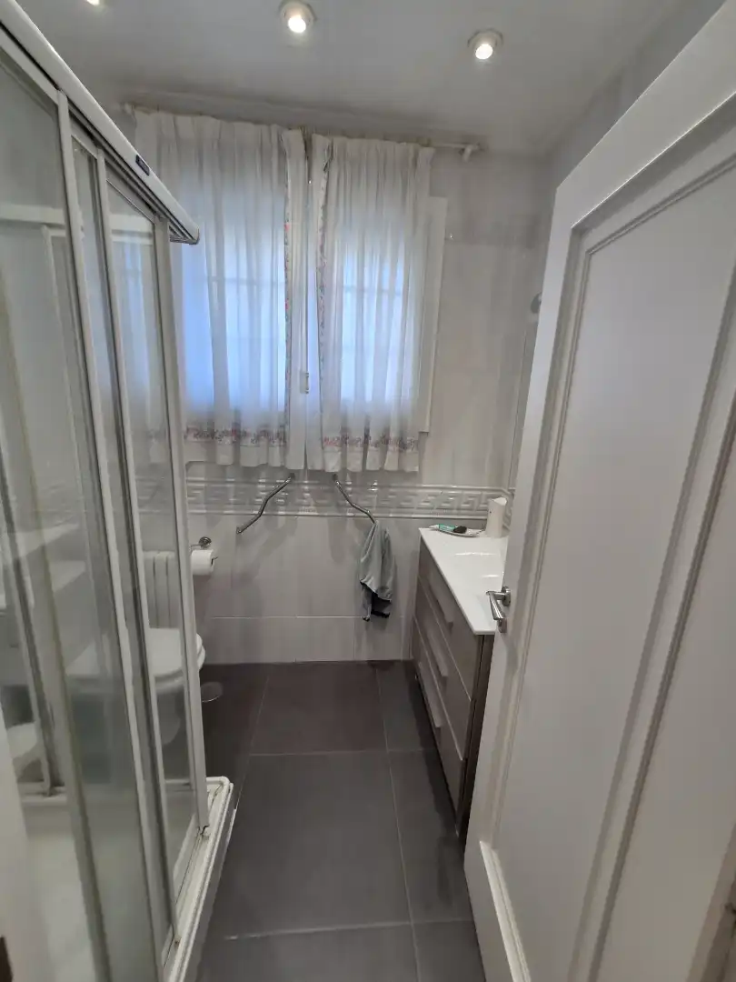 Baño de Casa o chalet en venta en Oleiros con Calefacción, Jardín privado y Parquet