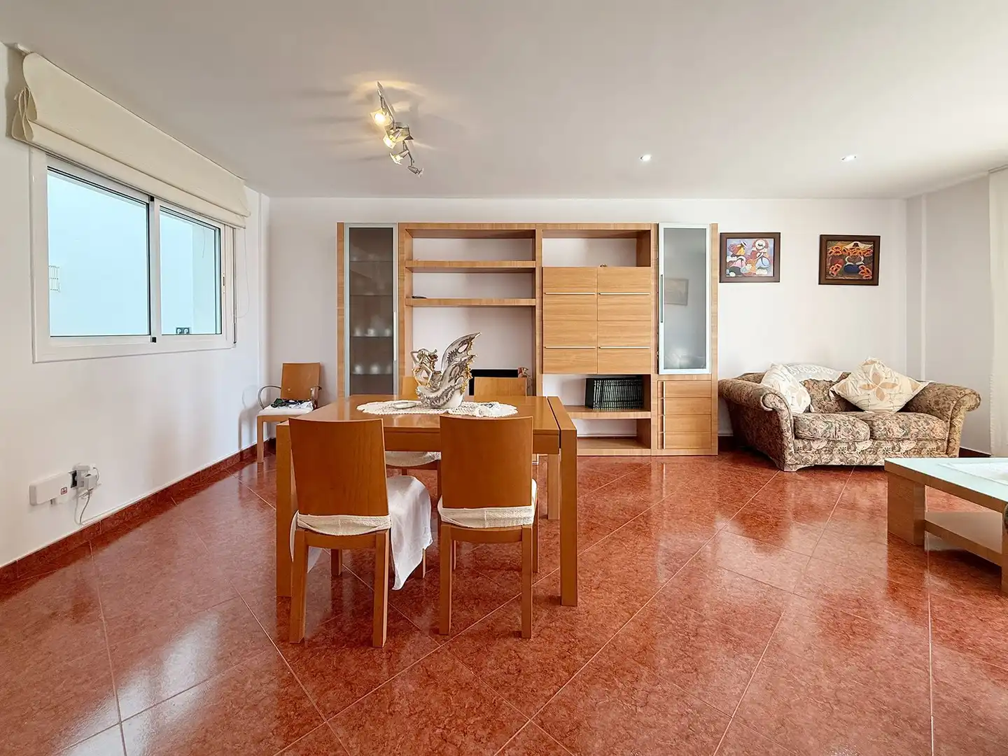 Sala d'estar de Casa adosada en venda en Sant Pere de Ribes amb Aire condicionat, Calefacció i Jardí privat