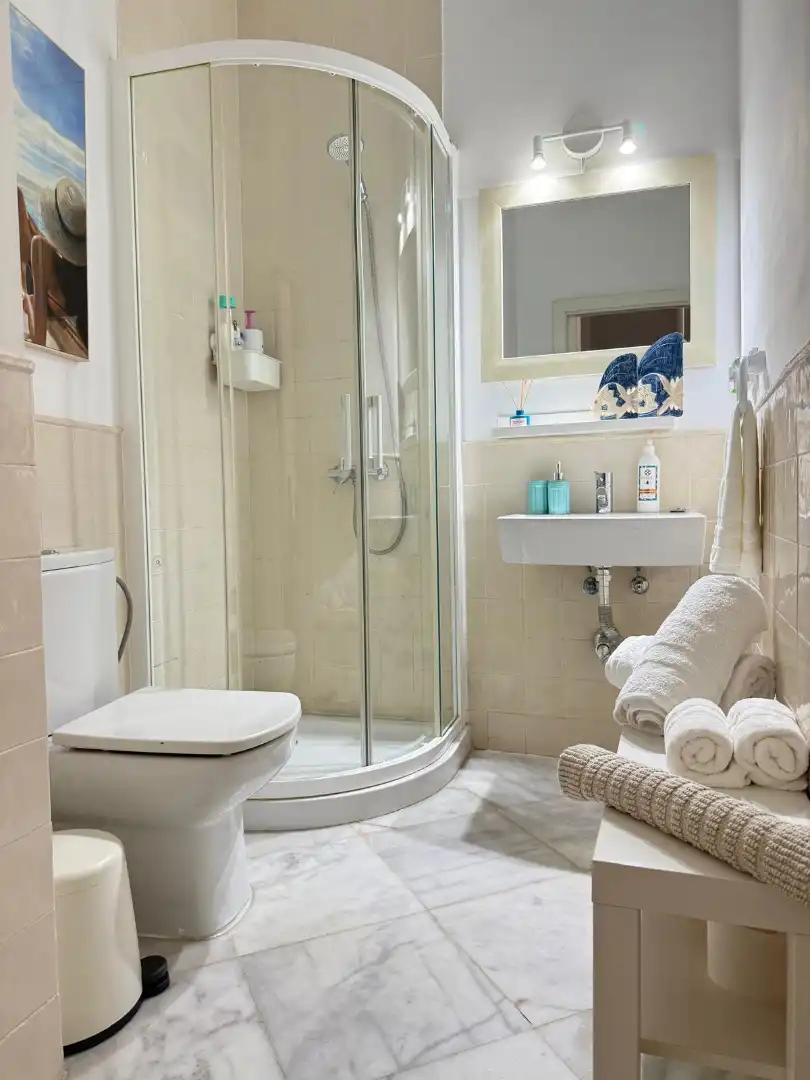 Baño de Apartamento en venta en Sevilla con Aire acondicionado, Amueblado y Lavadora