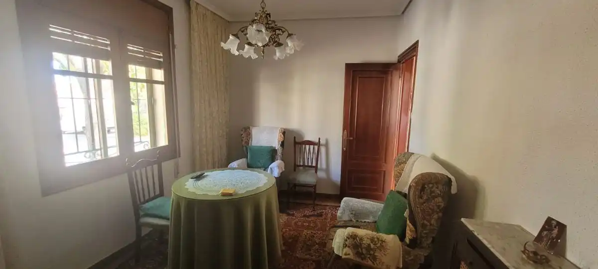 Sala d'estar de Casa o xalet en venda en Segovia amb Calefacció, Terrassa i Moblat