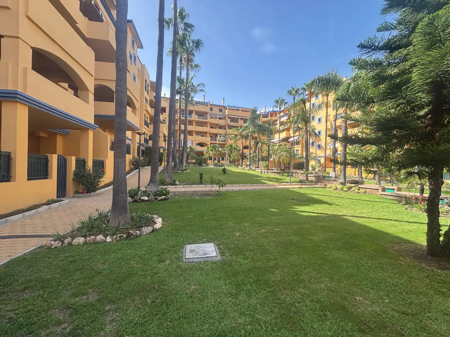 Vista exterior de Piso en venta en Marbella con Aire acondicionado, Terraza y Amueblado