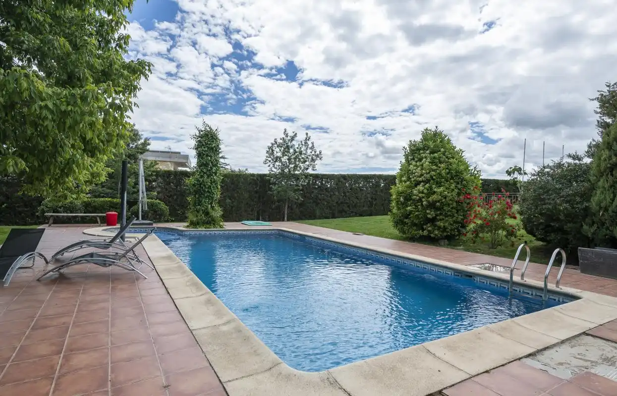 Piscina de Casa o chalet en venta en Boadilla del Monte con Aire acondicionado, Calefacción y Jardín privado