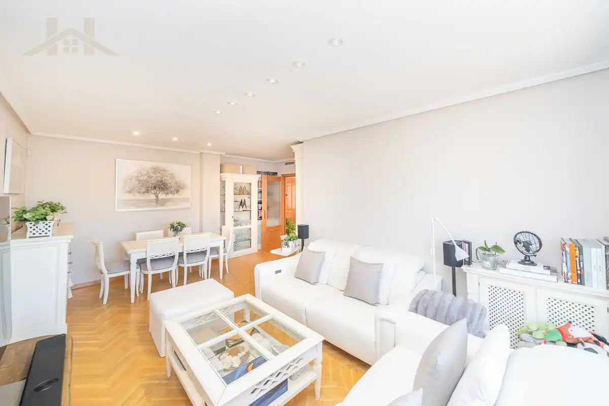 Living room of Flat for sale in Boadilla del Monte  with Air Conditioner, Heating and Storage room