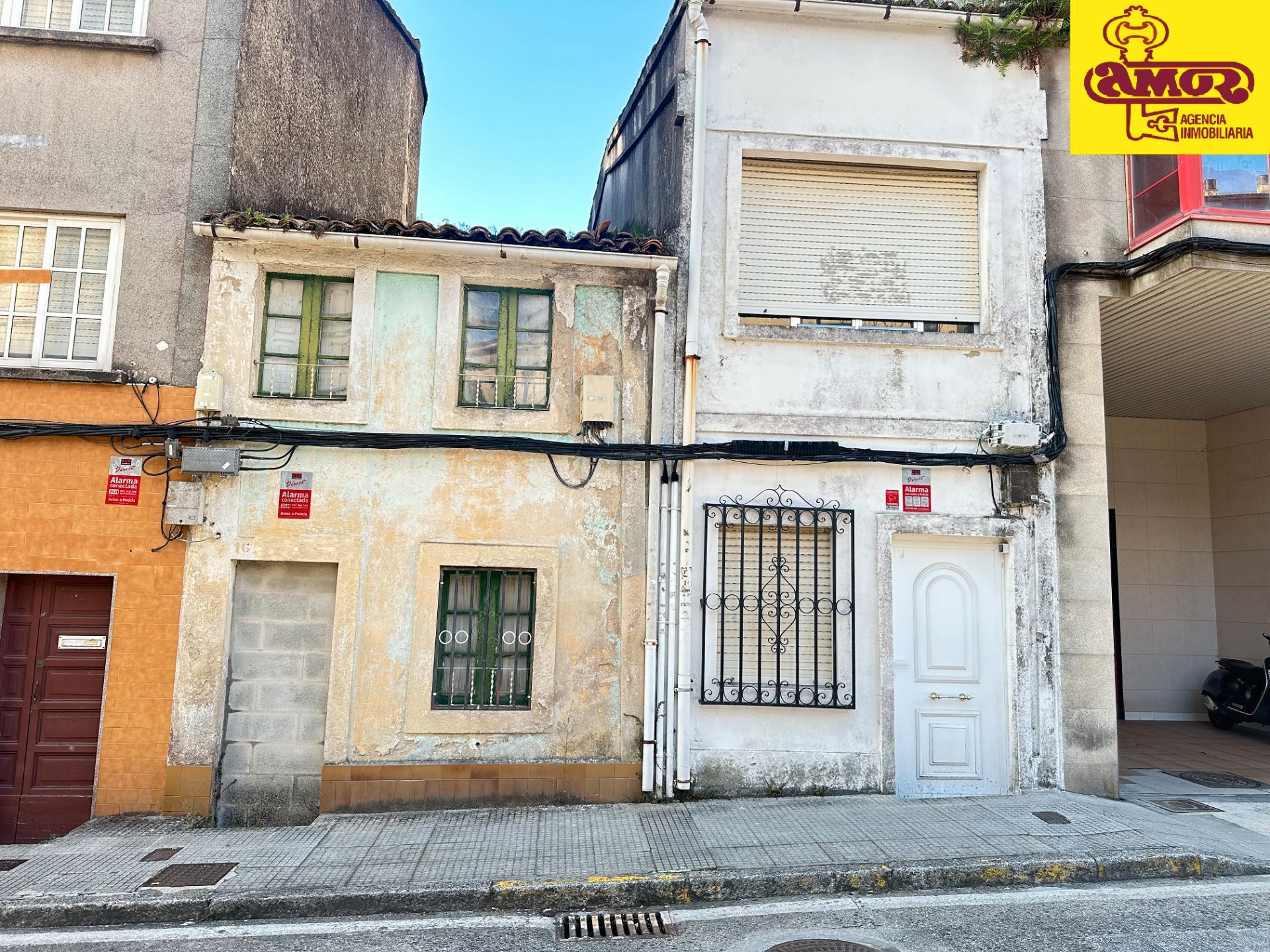 Exterior view of Single-family semi-detached for sale in Santiago de Compostela   with Private garden, Storage room and Alarm