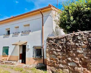 Vista exterior de Casa adosada en venda en Barruelo de Santullán amb Calefacció, Jardí privat i Moblat