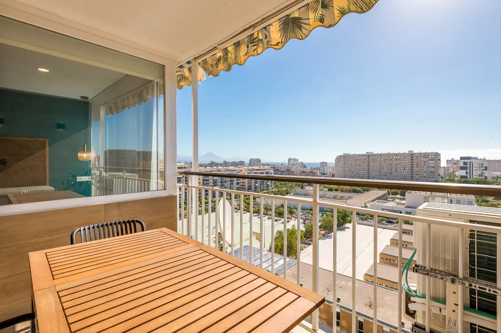 Vista exterior de Piso en venta en Alicante / Alacant con Aire acondicionado, Terraza y Amueblado