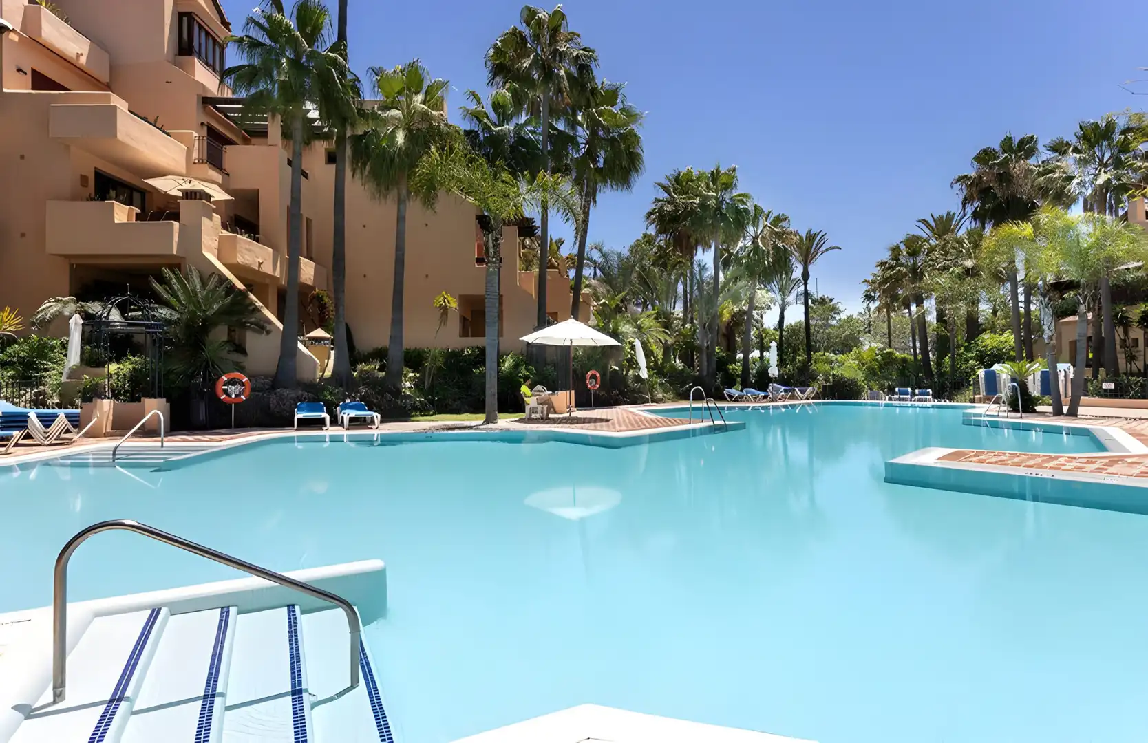 Schwimmbecken von Erdgeschoss zum Verkauf in Marbella mit Klimaanlage, Terrasse und Schwimmbad
