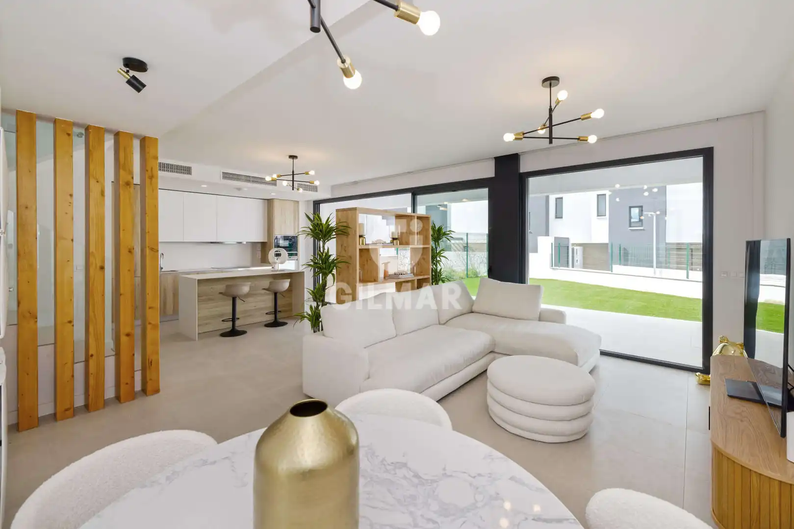 Sala de estar de Casa adosada en venta en Estepona con Calefacción, Jardín privado y Piscina